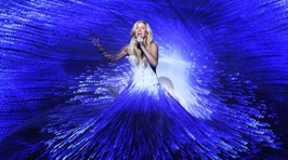 Ellie Goulding Wears Incredible 600ft Dress For Royal Variety Performance