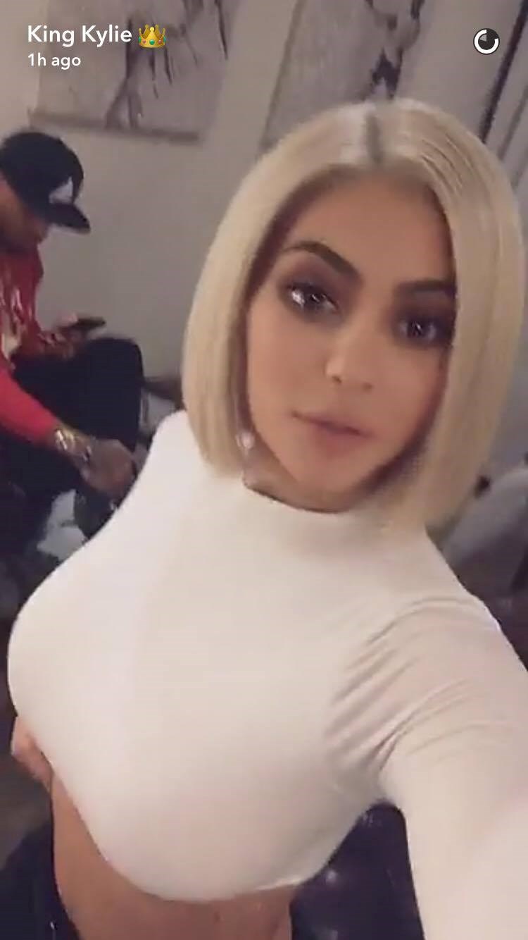 Kylie Jenner Shows Off A New Blonde Bob And We Love