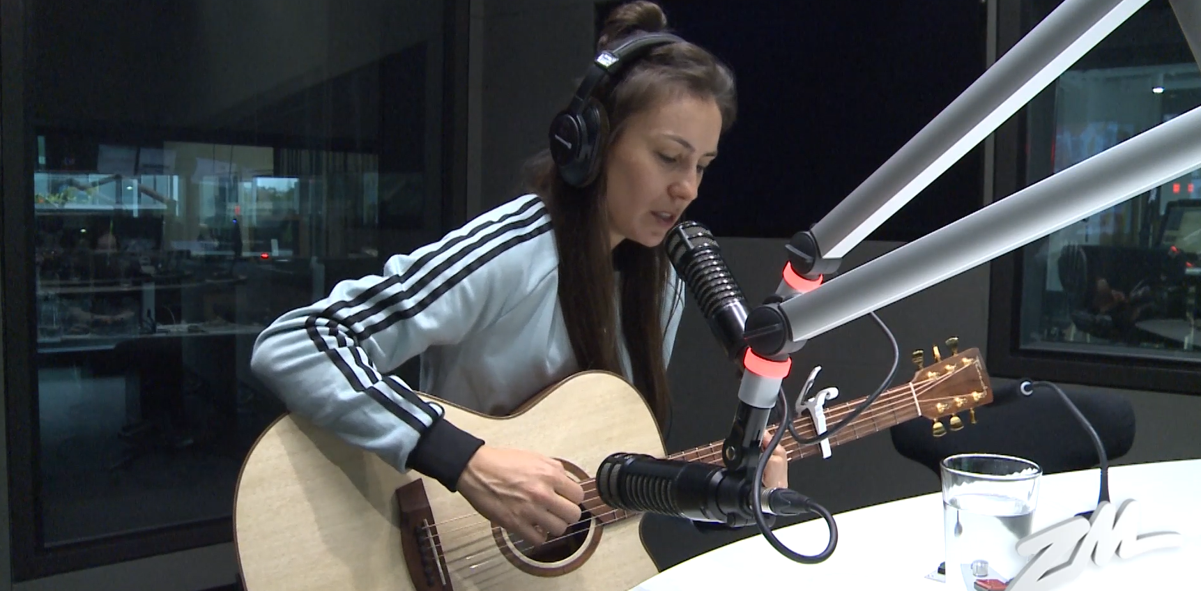 Amy Shark performs ‘Adore’ live!