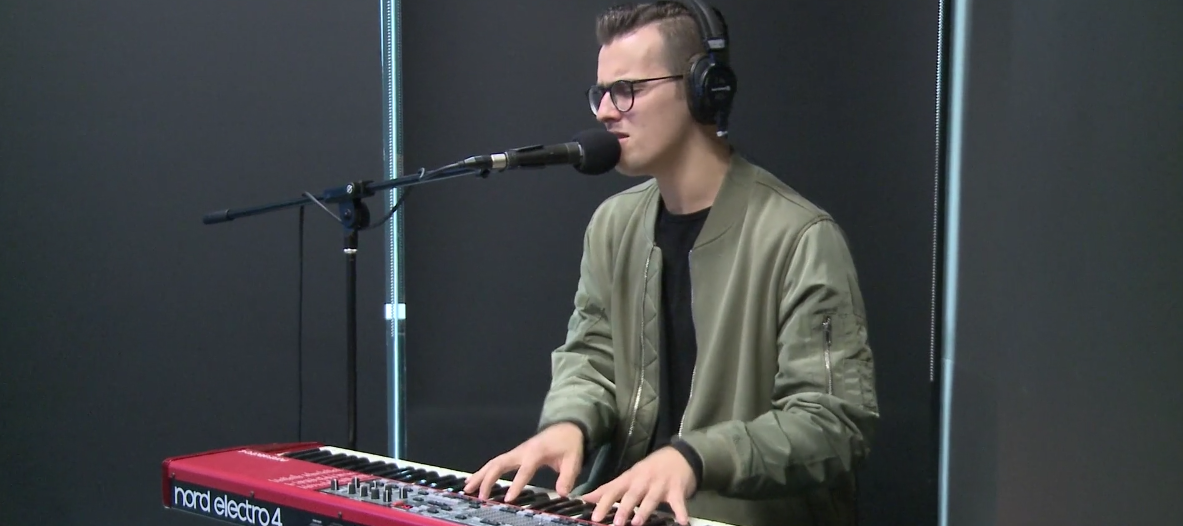Stanaj Performs 'Romantic' Live
