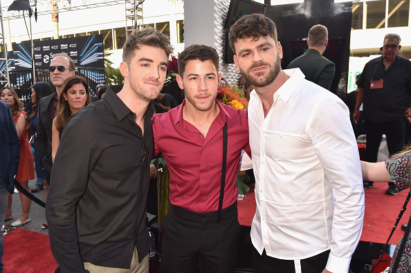THE CHAINSMOKERS & NICK JONAS