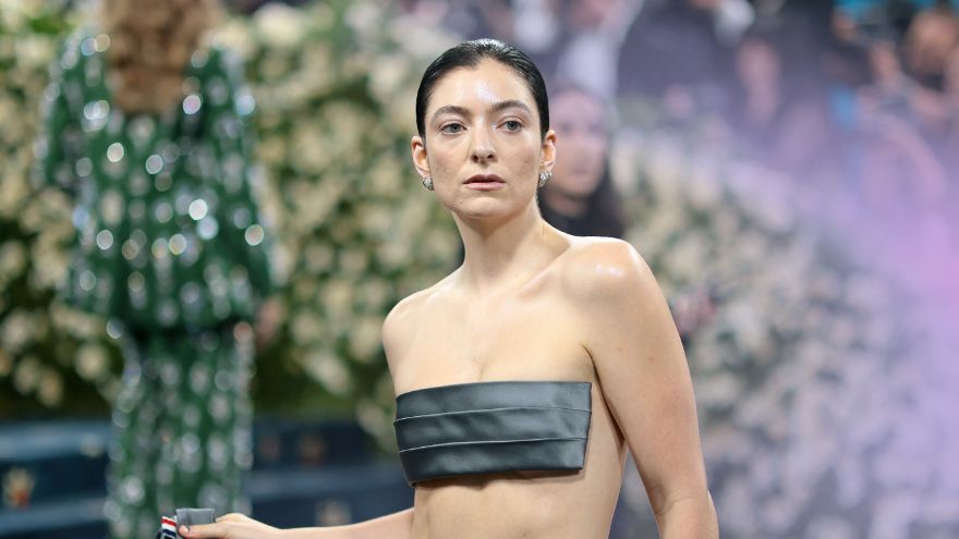 Lorde has revealed her first record deal has finally ended